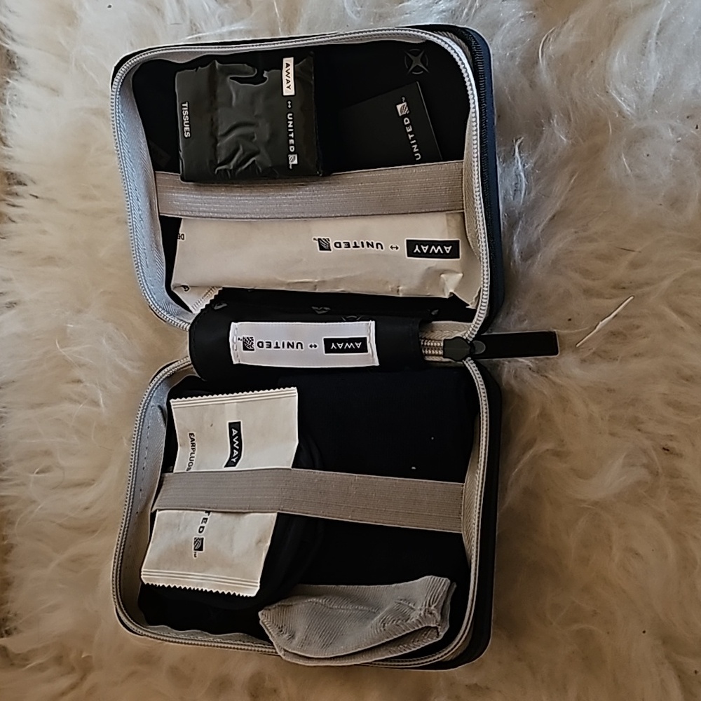 Away United First Class Travel Kit Hard Case with Amenities zipper closure - Picture 4 of 9